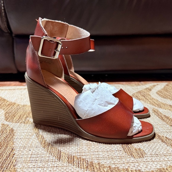 MADDEN GIRL GENNEVA ankle strap wedge, rust brown color, size 9 - Picture 1 of 7